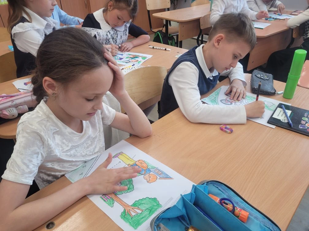 🌞 Летние каникулы — время безопасности и творчества!  Ребята из 2 "А" класса перед началом летних ка