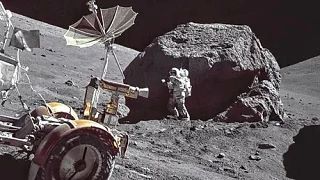 Новое исследование показало, что большая часть лунной воды находится не на поверхности ...