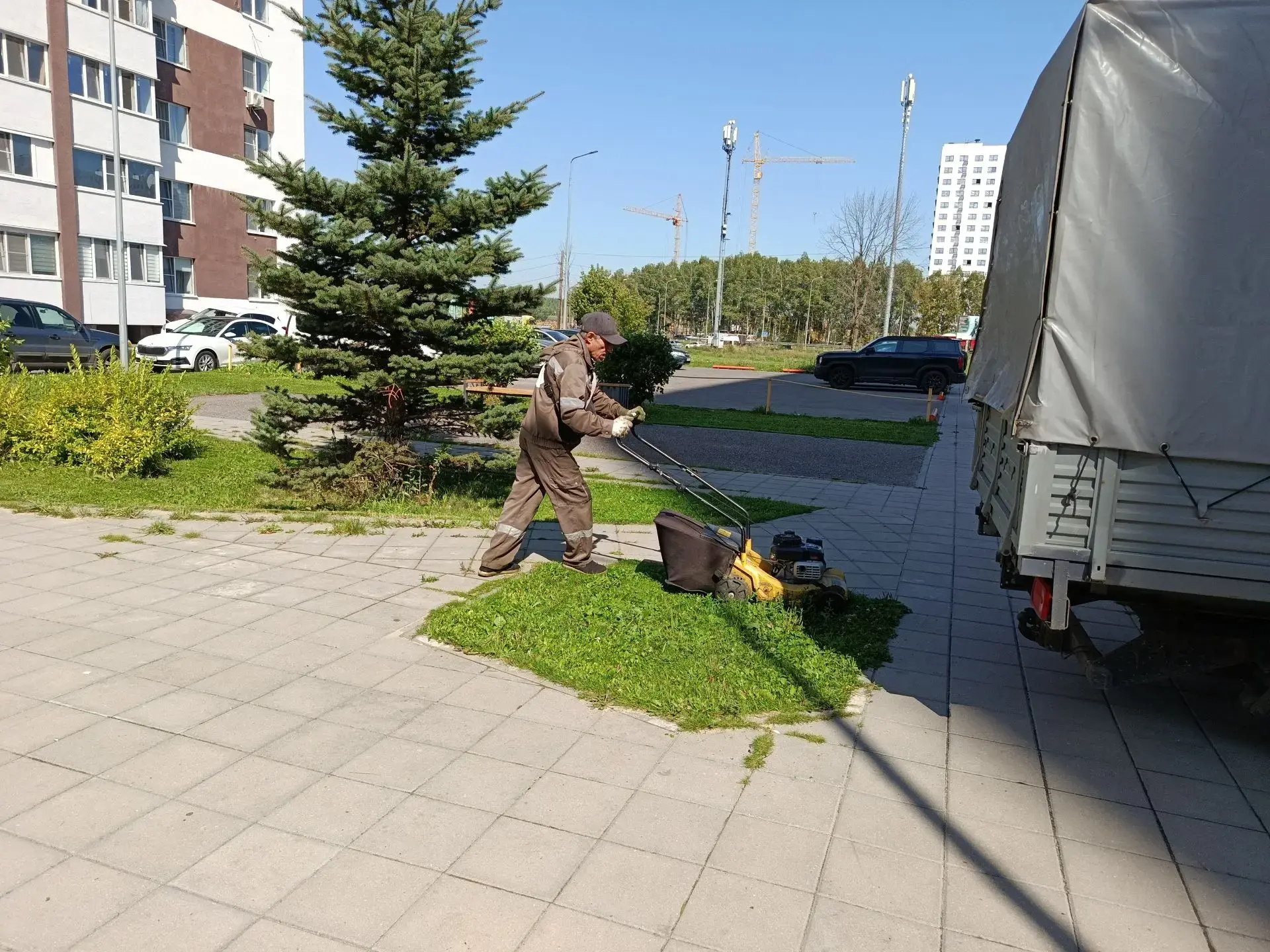 Мы продолжаем заботиться о внешнем виде наших жилых комплексов: регулярный уход за газо...