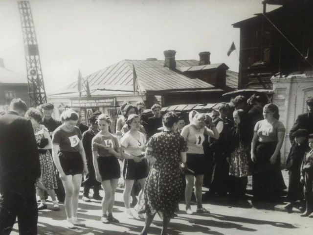 1957 год. Старт заводской эстафеты. Район Кушвинского металлургического завода.