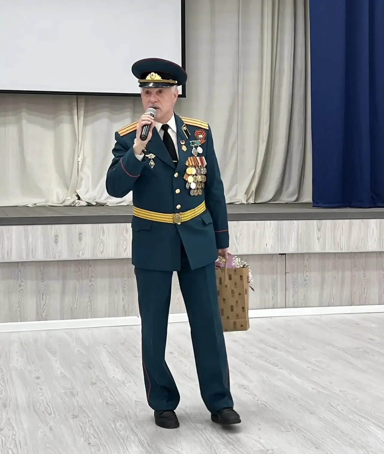 В гостях в гимназии побывал ветеран вооруженных сил - Андрей Вячеславович Шестаков. Он поделился вос