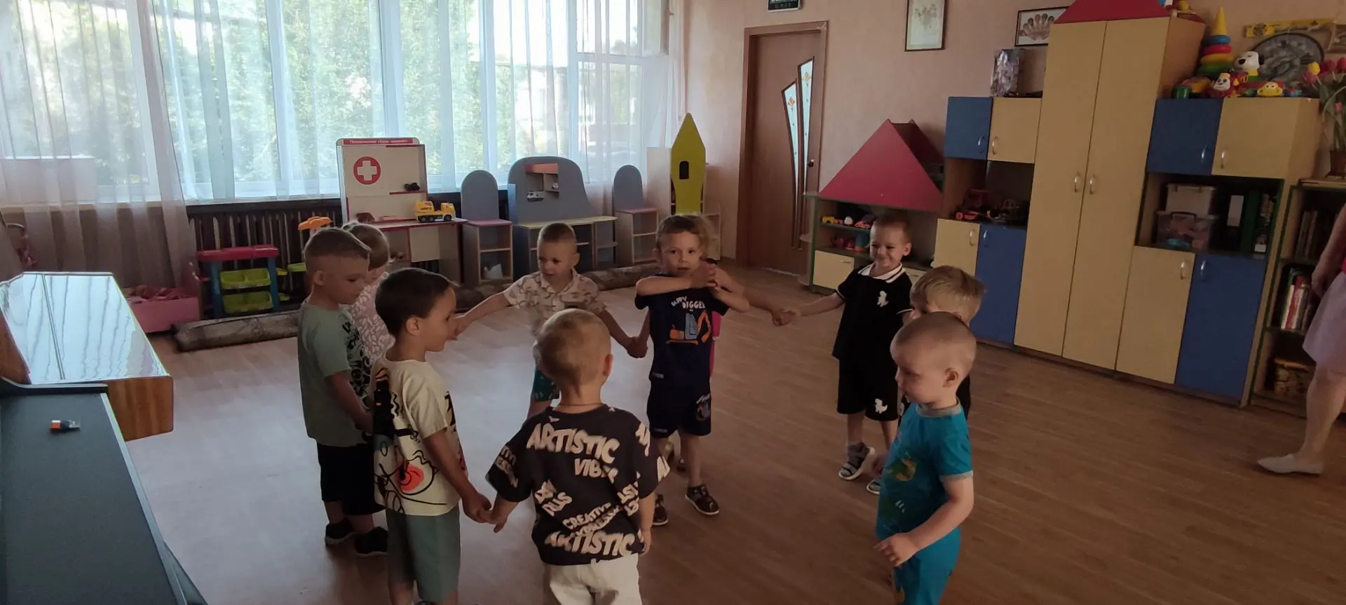 «Дорогие Игорь и Лёва, с днём рождения вас! Мы очень рады поздравить вас сегодня. Пусть...