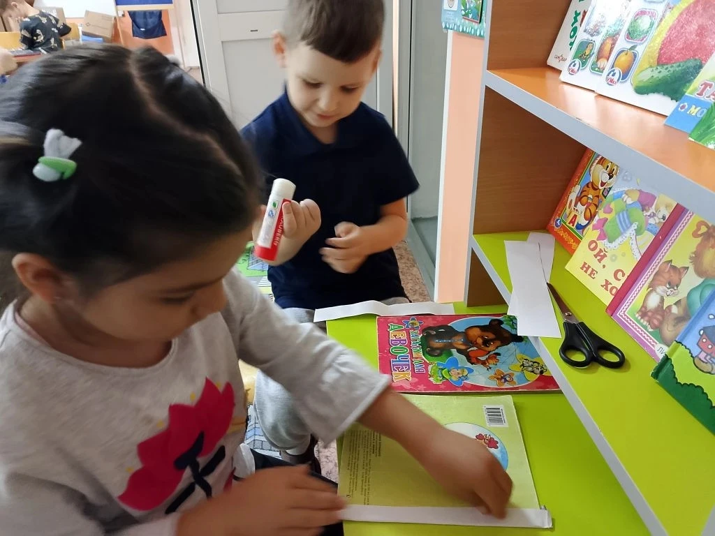 В средней группе есть особый день — „Книжкина больница“. 📚
Приносим порванные экземпляры, достаём к