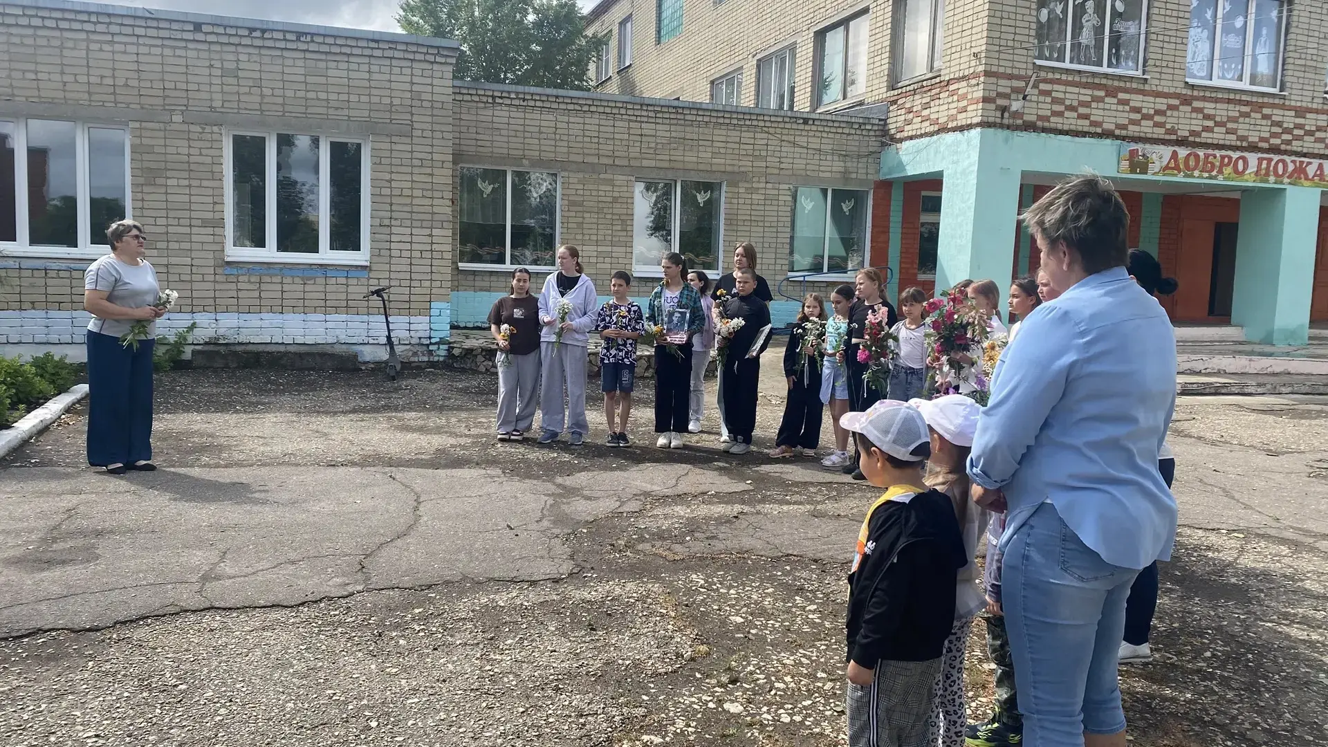 22 июня,  в день памяти и скорби, у памятника - мемориала состоялся митинг. И. о. директора школы А.