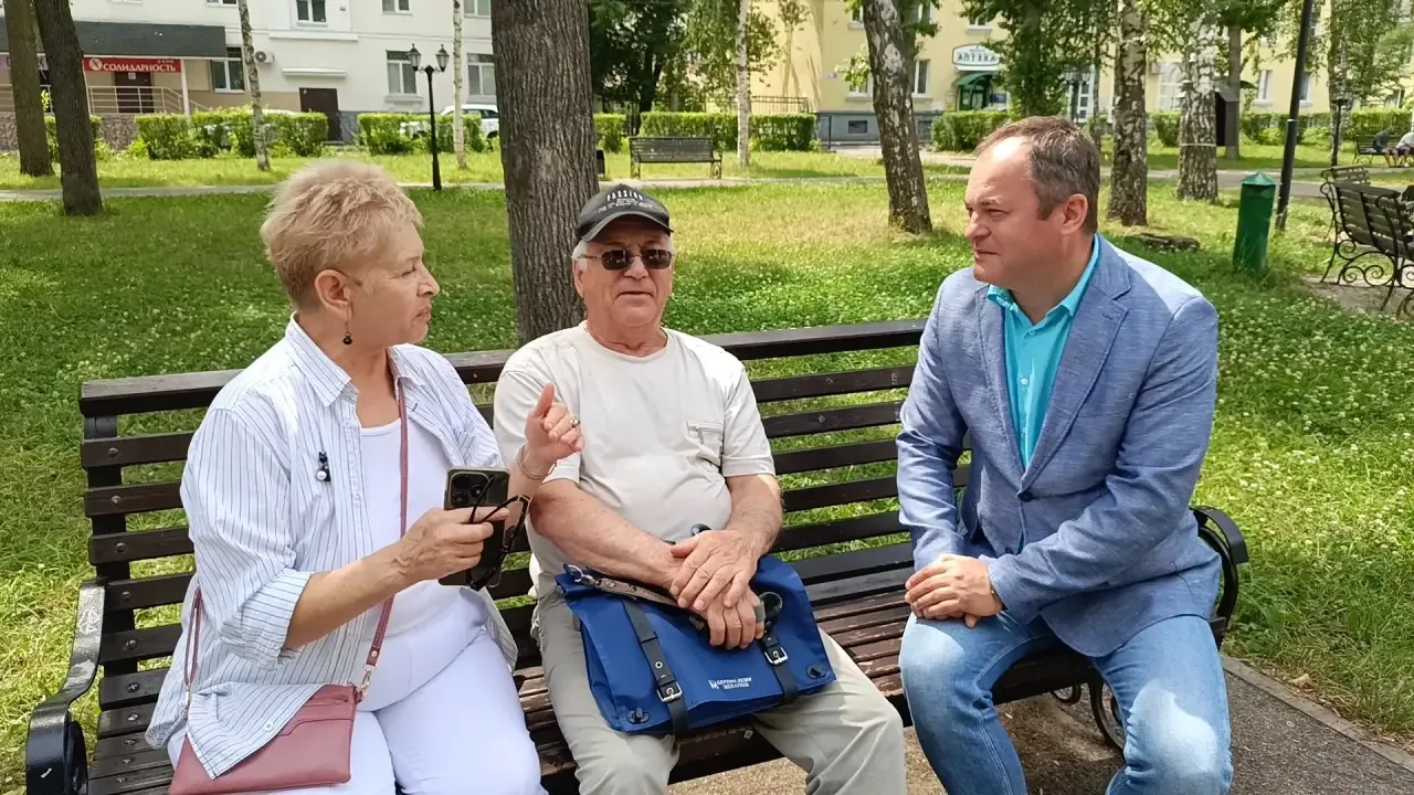 Во время обеденного перерыва решил ненадолго пройтись до сквера за Дворцом культуры. По...