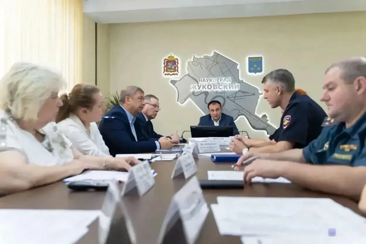Провел еженедельное оперативное совещание 

🗣️ Обсудили подготовку школ к началу учебного года.
 
�