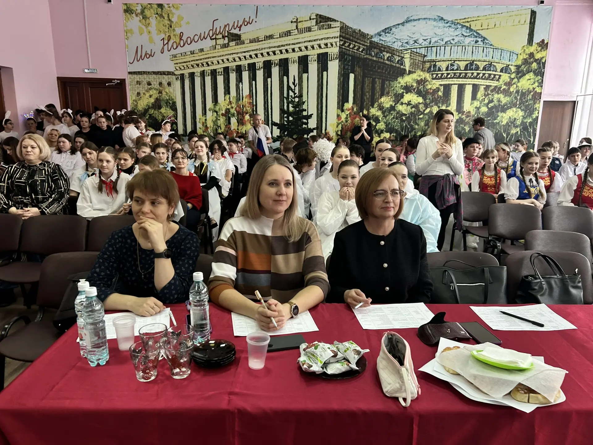 9 февраля в нашей школе прошел долгожданный районный конкурс "Ритмы детства".  Оценивали конкурс пре