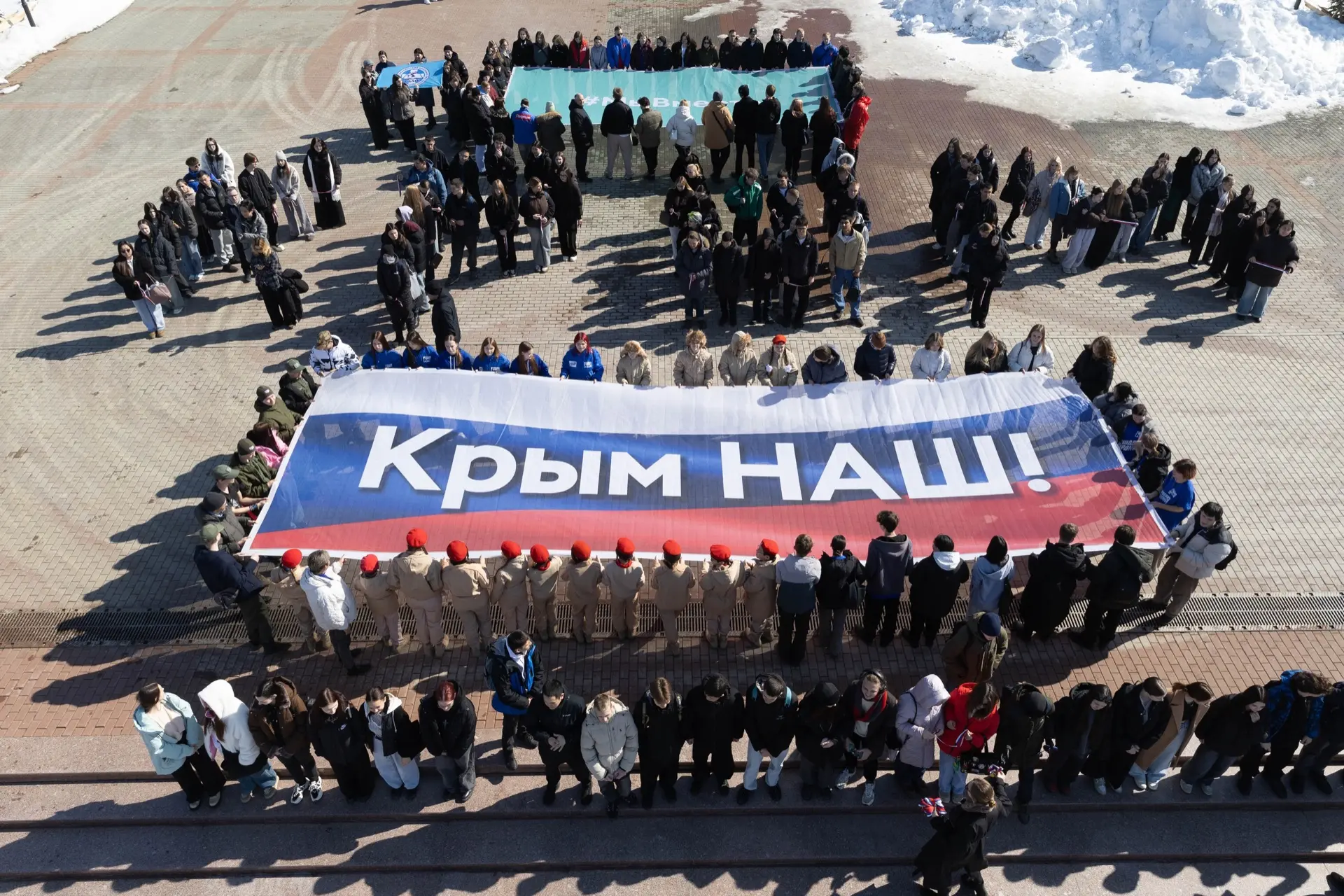 Студенты СахИЖТ вместе с молодежью острова поддержали патриотический флешмоб «Крым наш!»  18 марта 2