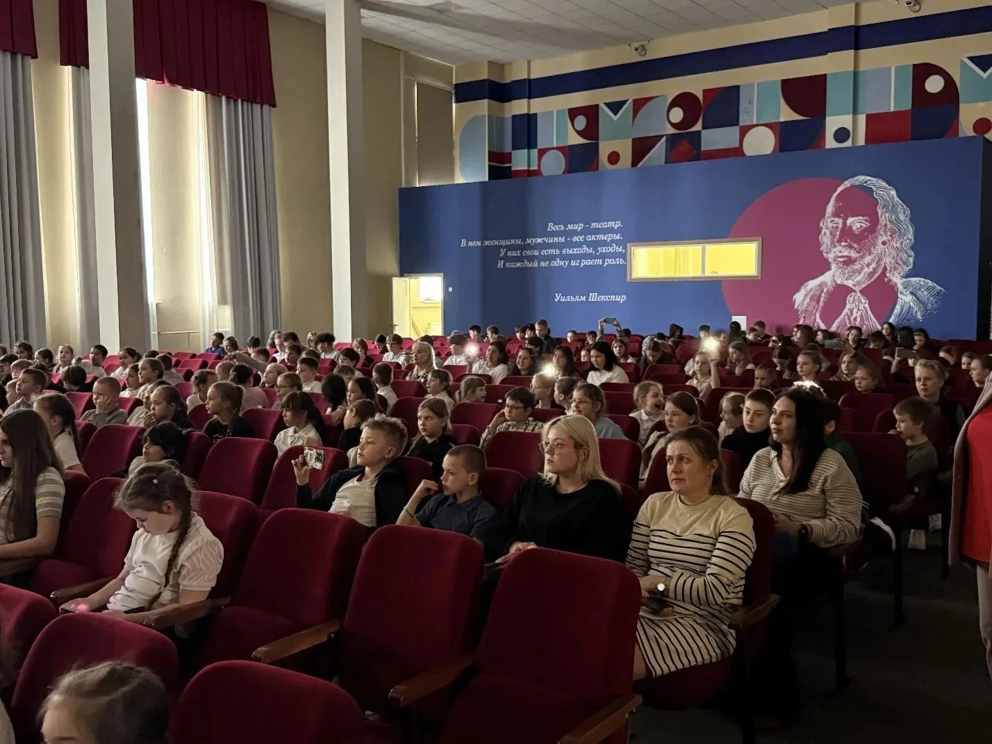 15 мая в актовом зале Муринской СОШ №3 состоялся концерт Музыкальной студии "Место для шага вперёд".