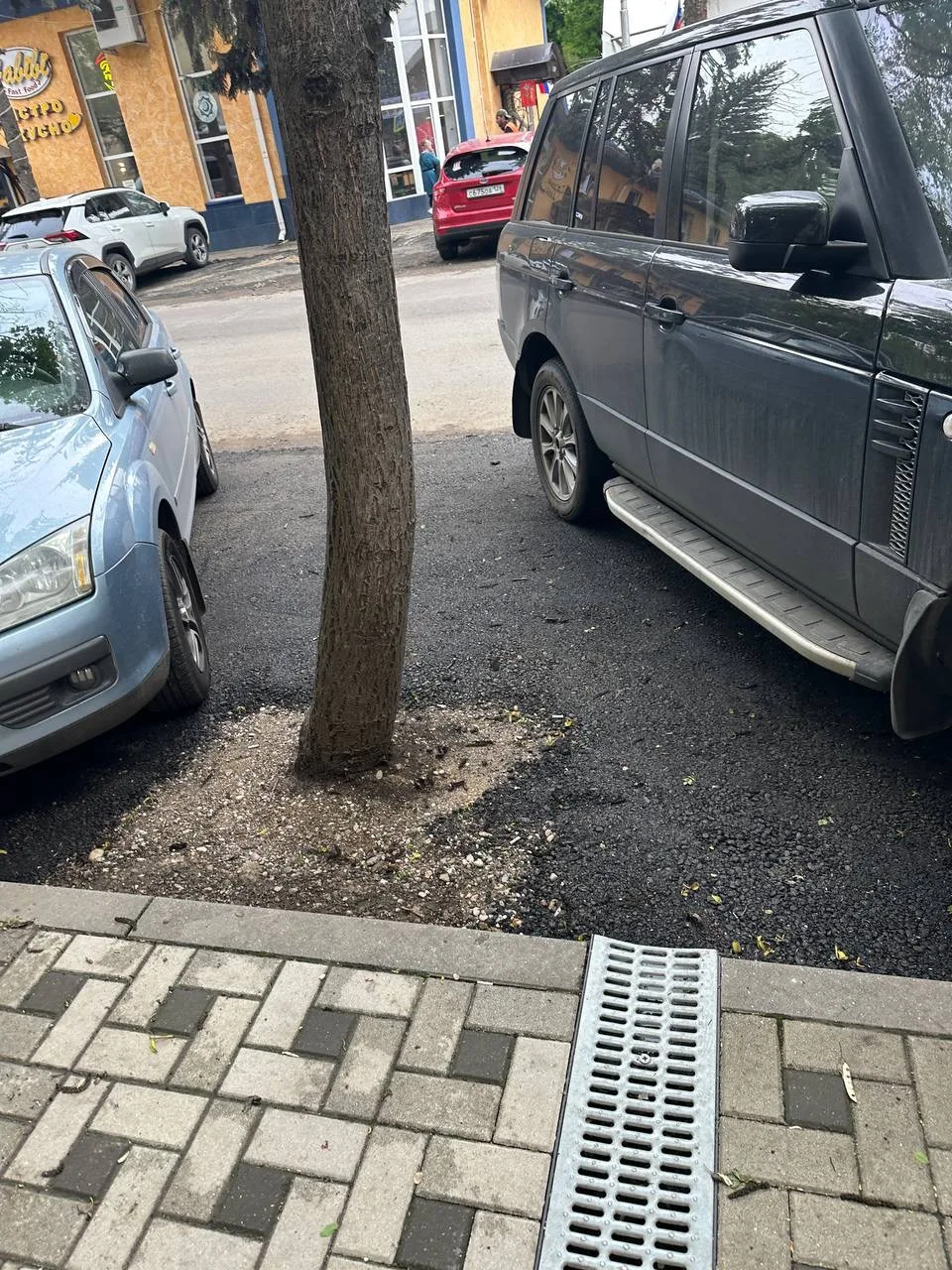От подписчиков: 💬Добрый день, высылаю фотографии парковочных карманов вдоль дома по адресу Октябрьск