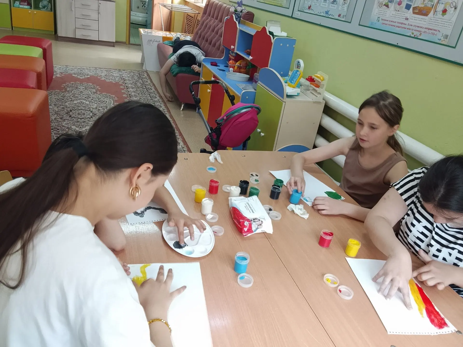 🎨 «Краски родного края»: творчество, наполненное любовью к Родине🇷🇺

В реабилитационном центре «П