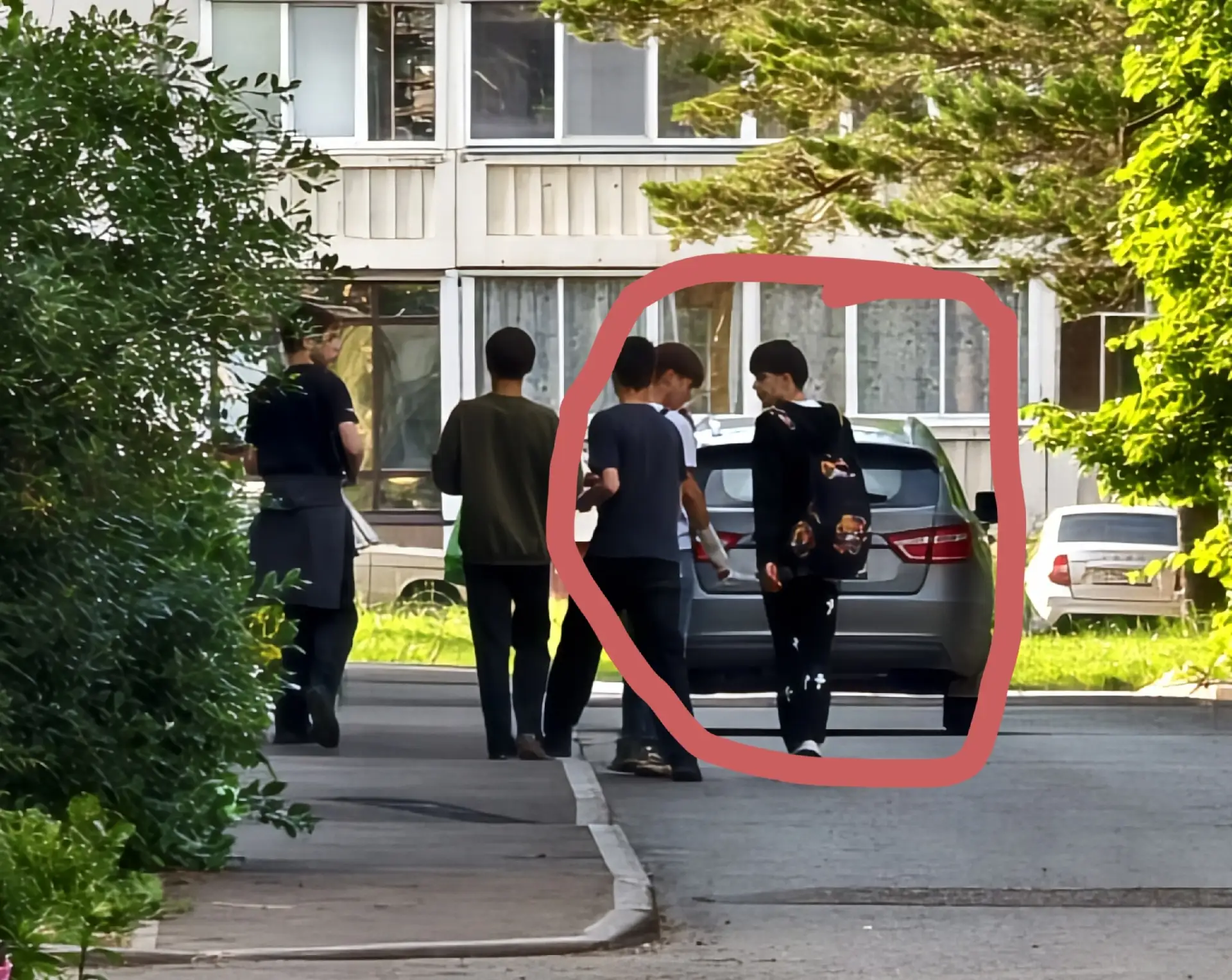 Анонимно, пожалуйста.
Сегодня (14.06) в 17:20 эти двое детей ("гордость родителей ") украли бутылку 