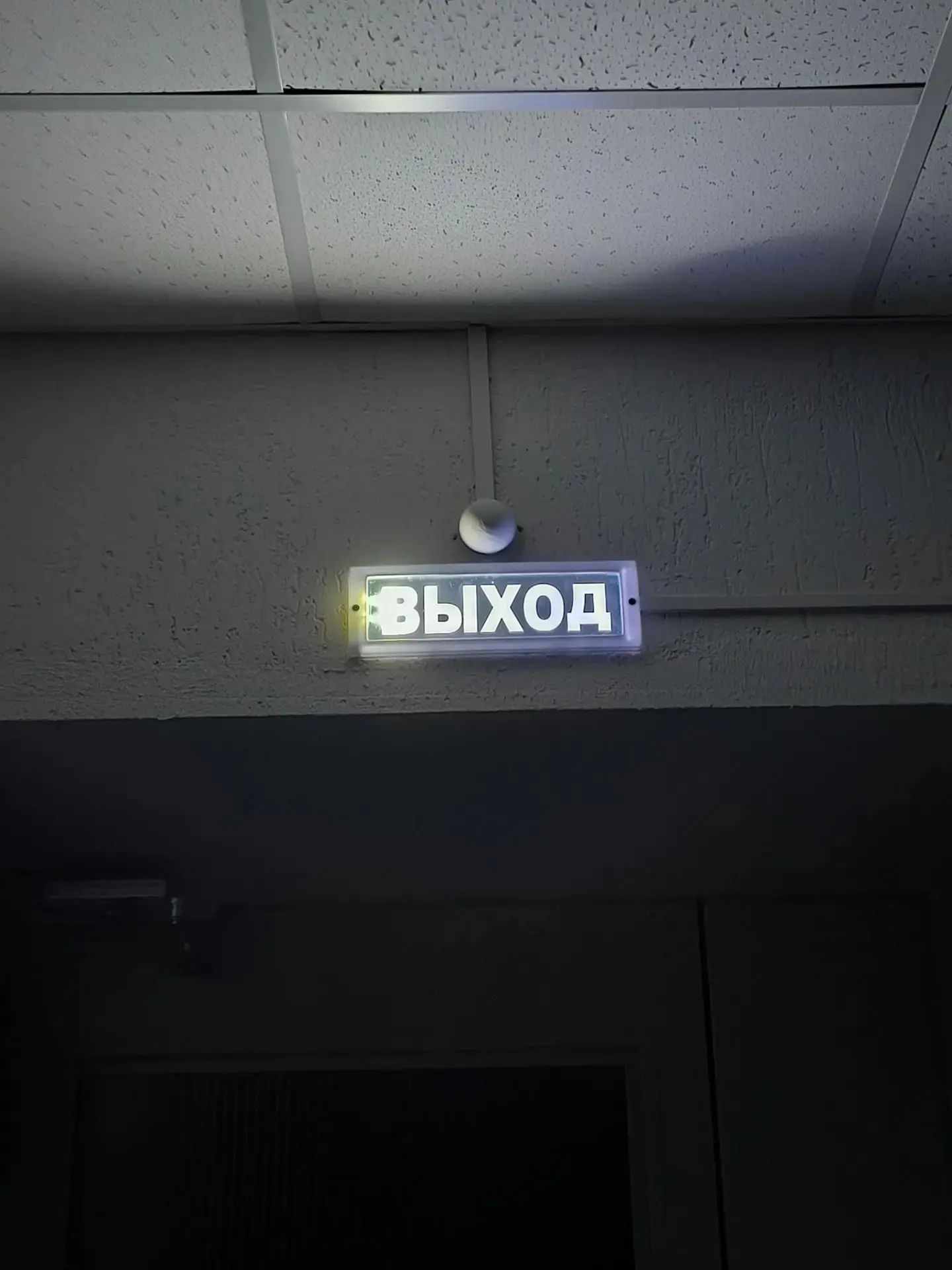 Бульвар Молодежи, 15 полностью обесточен. Уже час нет электричества, даже аварийного.