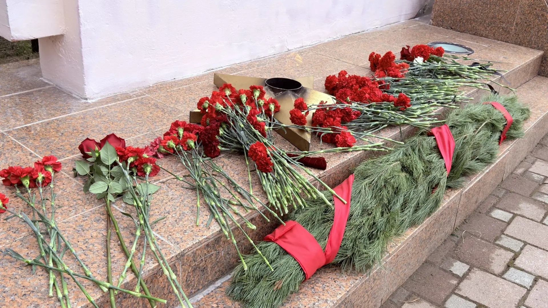 «Тот первый день войны и первый шаг к Победе»: Депутаты Магаданской городской Думы почт...