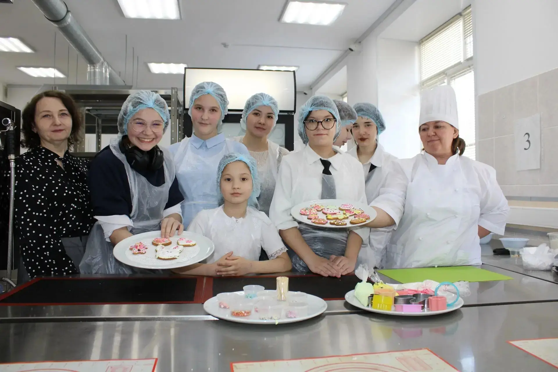 Сладкие профпробы: 8 «Г» в гостях у профессионалов! 🍪 Сегодня наши восьмиклассницы посетили Многопро
