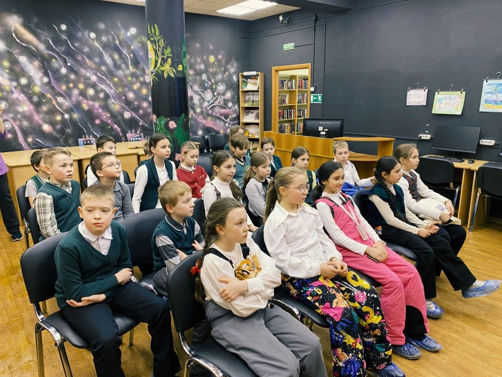 #НачальнаяШкола | Музеи, театры и морские приключения 🎒  🍀 3 «М» — в библиотеку за историей района У