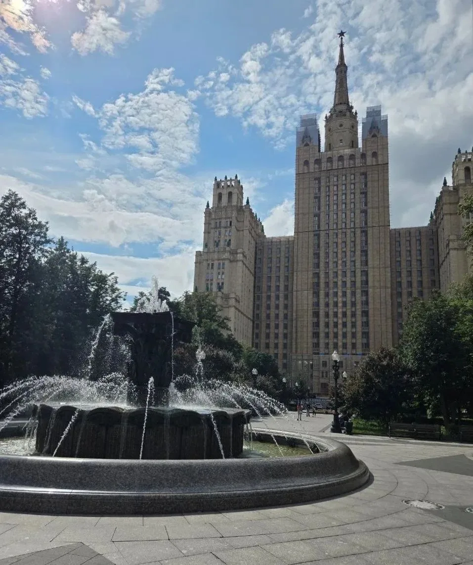⛲ Фонтан у сталинской высотки на Кудринской площади

В сквере перед знаменитой высоткой на Кудринско