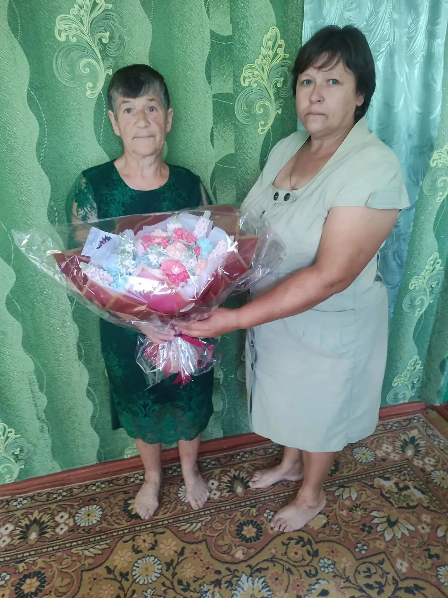 Сотрудники ОБУСО" КЦСОН Поныровского района" поздравляют Журавлеву Анну Ильиничну с зам...