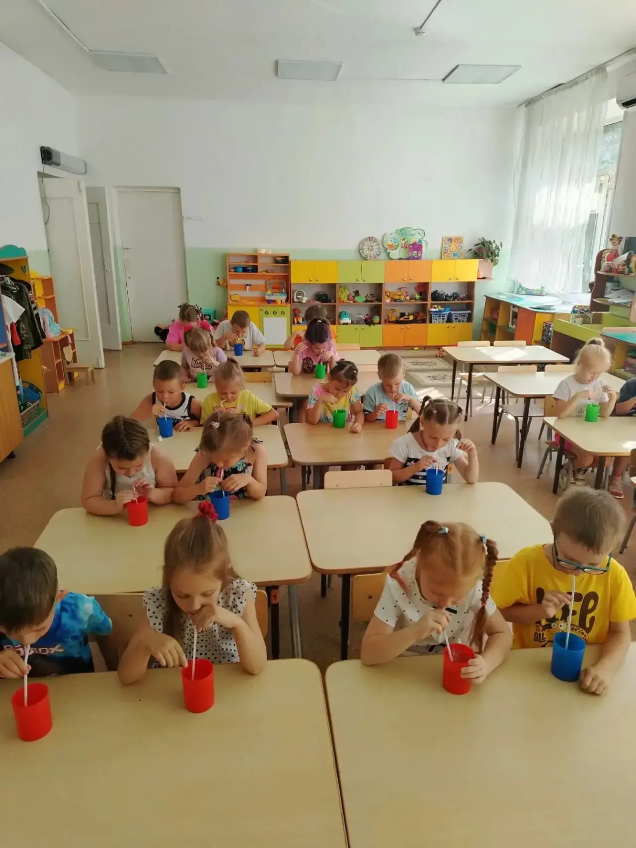 Сегодня в подготовительной к школе группе прошёл день опытов с водой. Дети закрепили зн...
