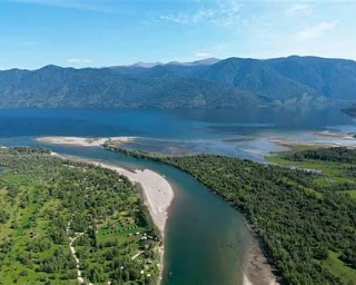 🏔️ Озеро длиной почти 78 километров среди алтайских гор