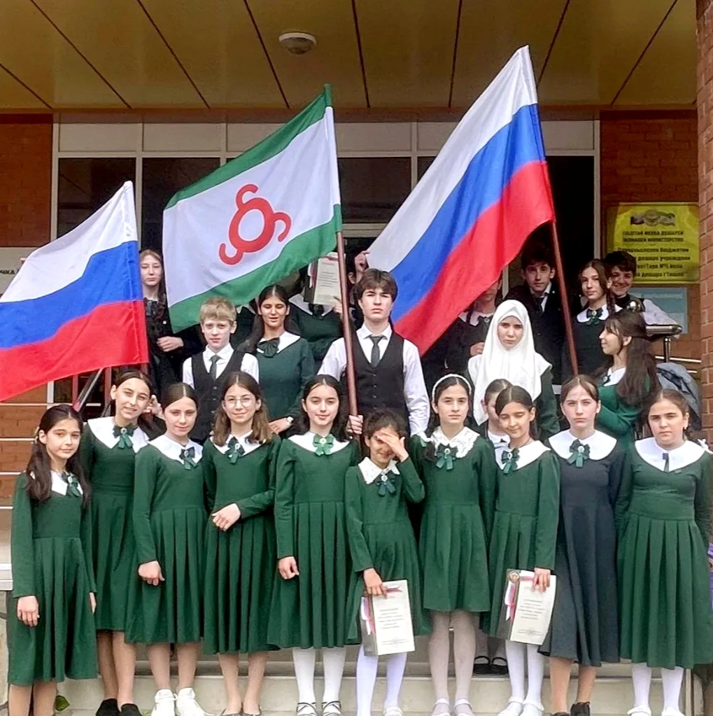 Уважаемые коллеги, родители и ученики!
Сердечно поздравляем вас с Днем России!
12 июня — это праздни