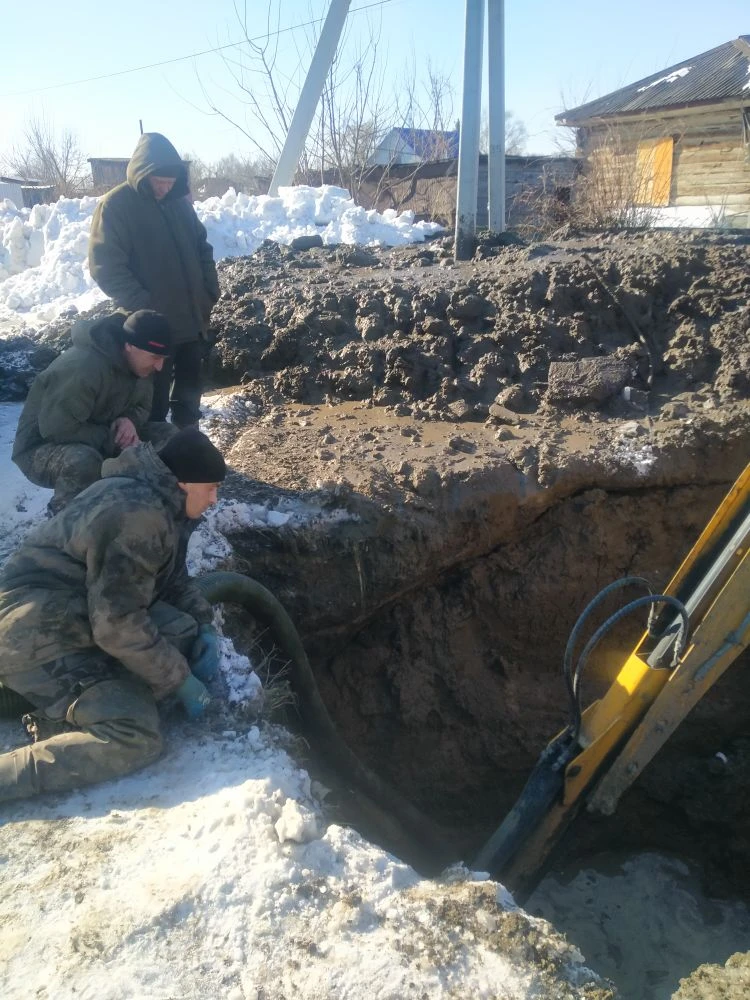 Сегодня была устранена авария на  водопроводе в с. Усть-Калманка на пересечении улиц Па...