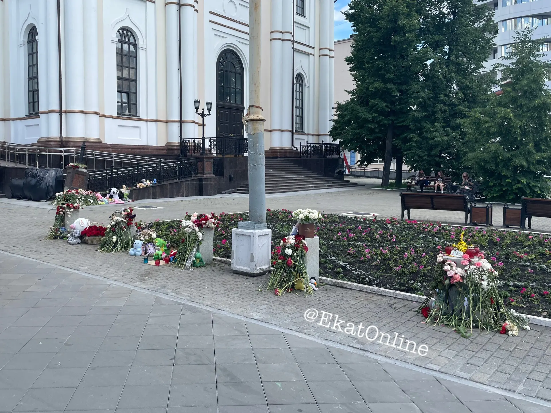 🥀 У храма Большой Златоуст появился стихийный мемориал в память о жертвах недавней аварии

Перед вх