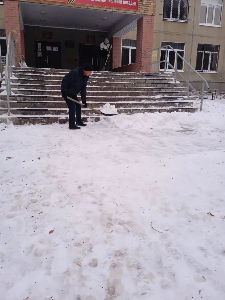 С последствиями первого снегопада❄❄❄ справились, ждём детей в понедельник, 15 декабря
