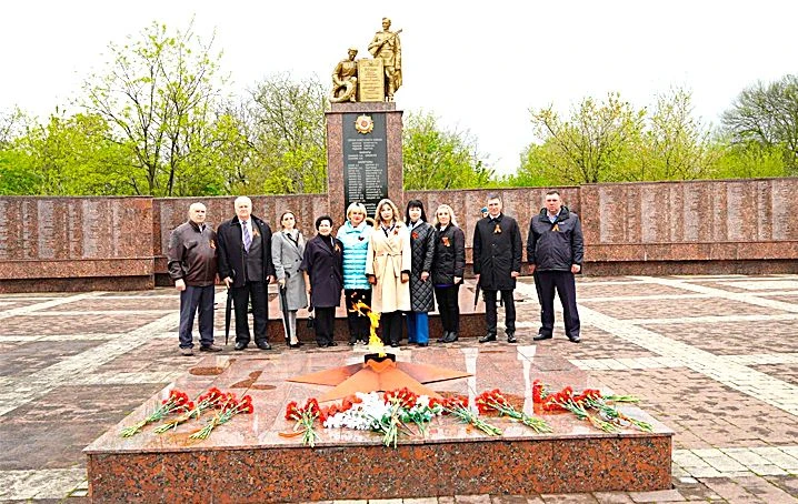 ВЕЛИКОЙ ПОБЕДЕ ПОСВЯЩАЕТСЯ   Активистки краевого отделения Союза женщин России приняли участие в мер