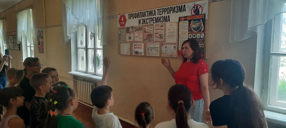 Сегодня с детьми школьной оздоровительной площадки "Ромашка" -  была проведена беседа по антитеррори