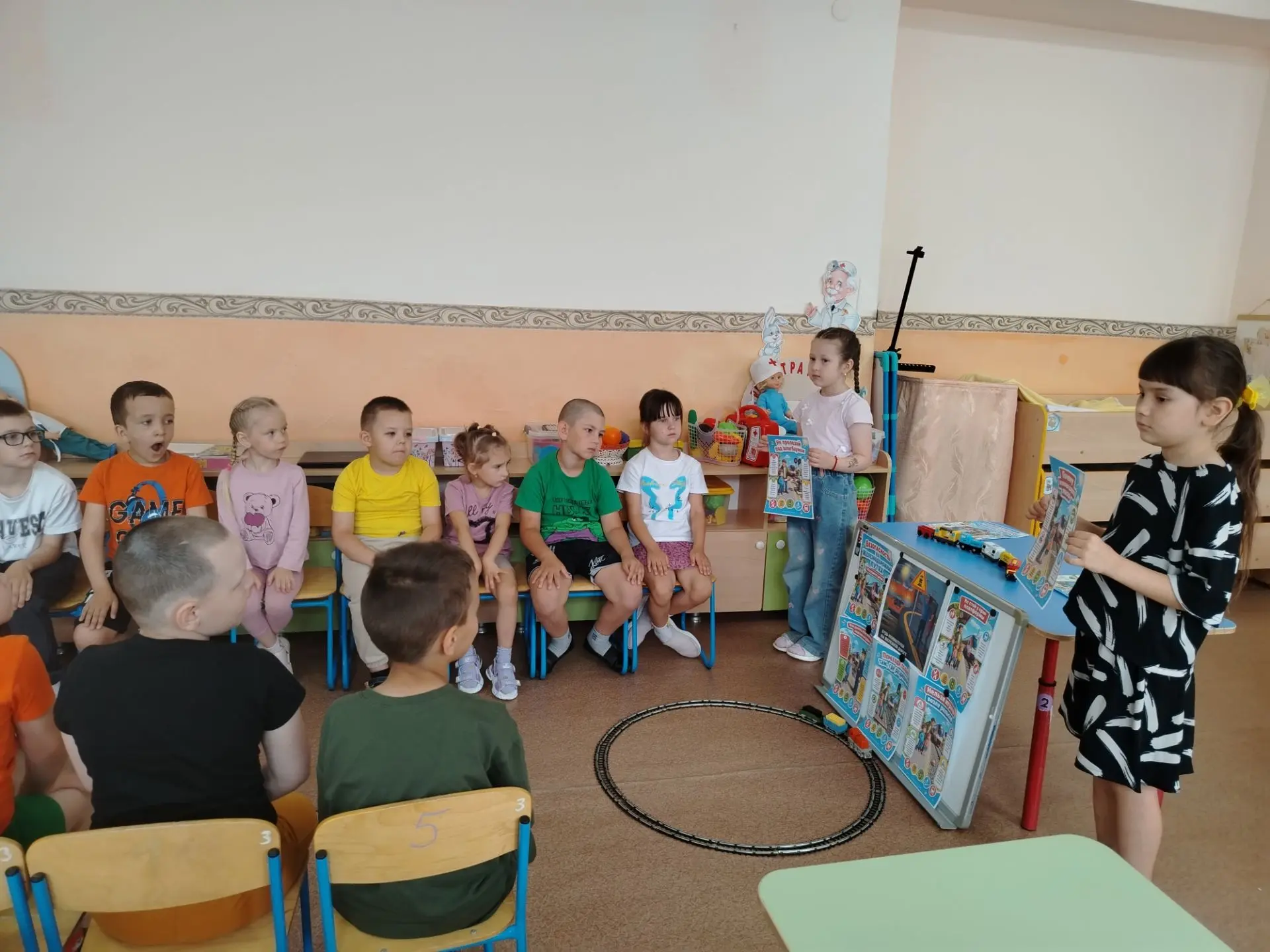 В подготовительной группе "Колокольчик" прошло занятие  "Правила безопасного поведения на железной д