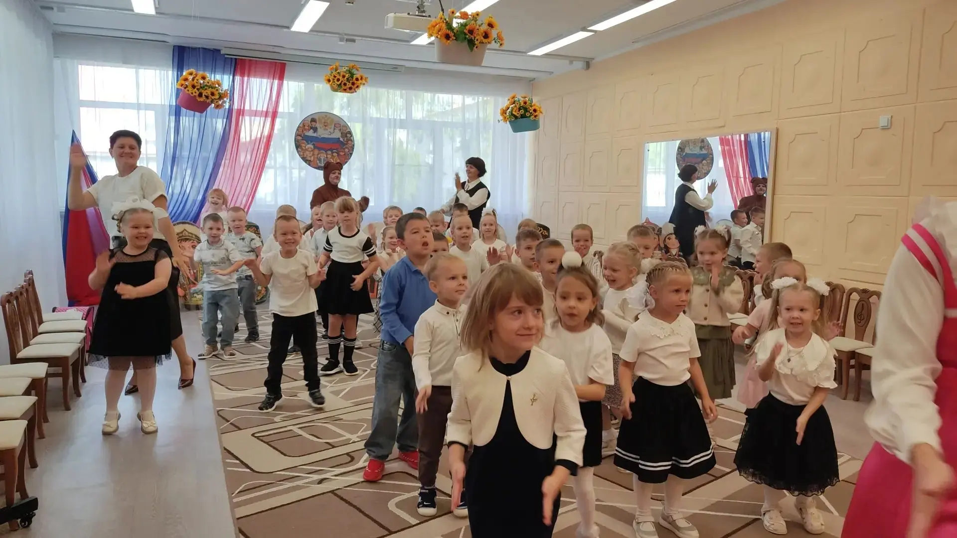🎉🔔Сегодня в Скворушке весело проводили лето и встретили осень!Ребята с радостью обнял...