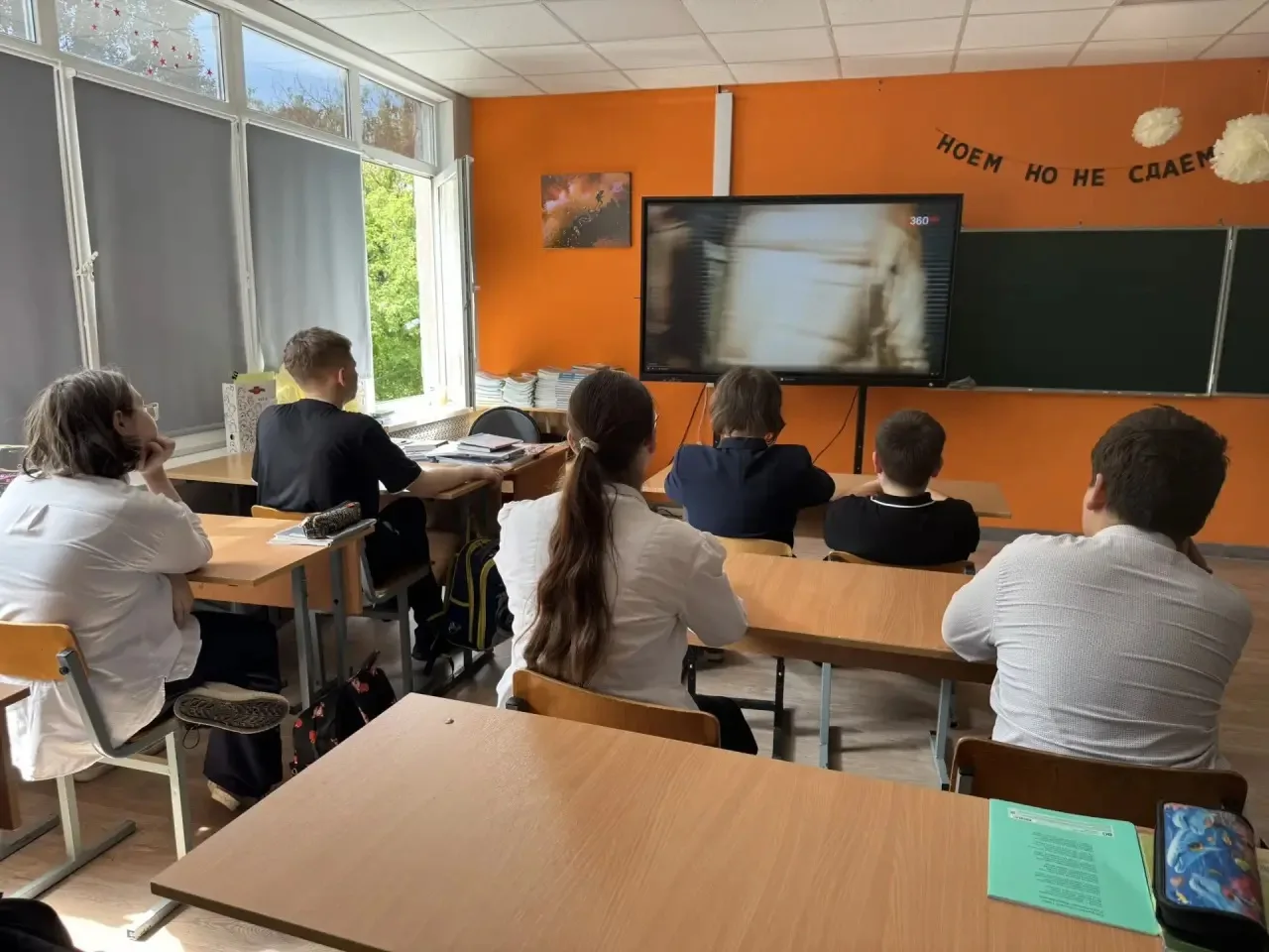 Учащиеся 7-10 классов посмотрели видеоролик, посвященный профилактике вовлечения несовершеннолетних 