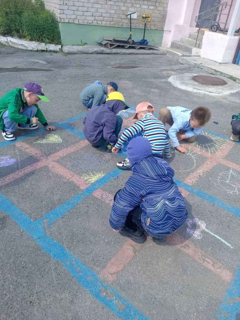 В нашей подготовительной группе праздник детства начался с ярких красок и творческого в...