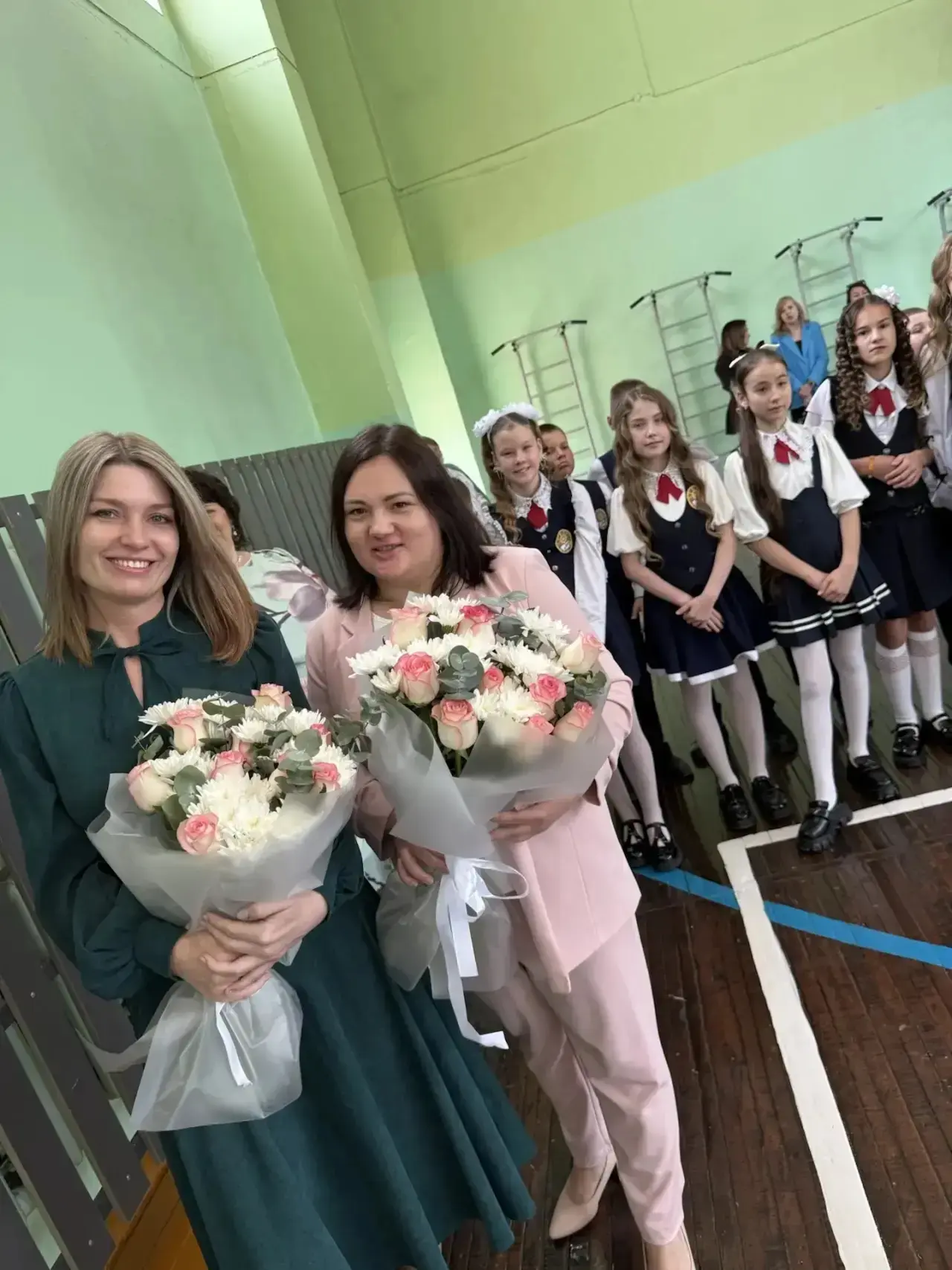 Линейка выпускников стала доброй и очень теплой традицией нашей гимназии. Для учеников четверых клас