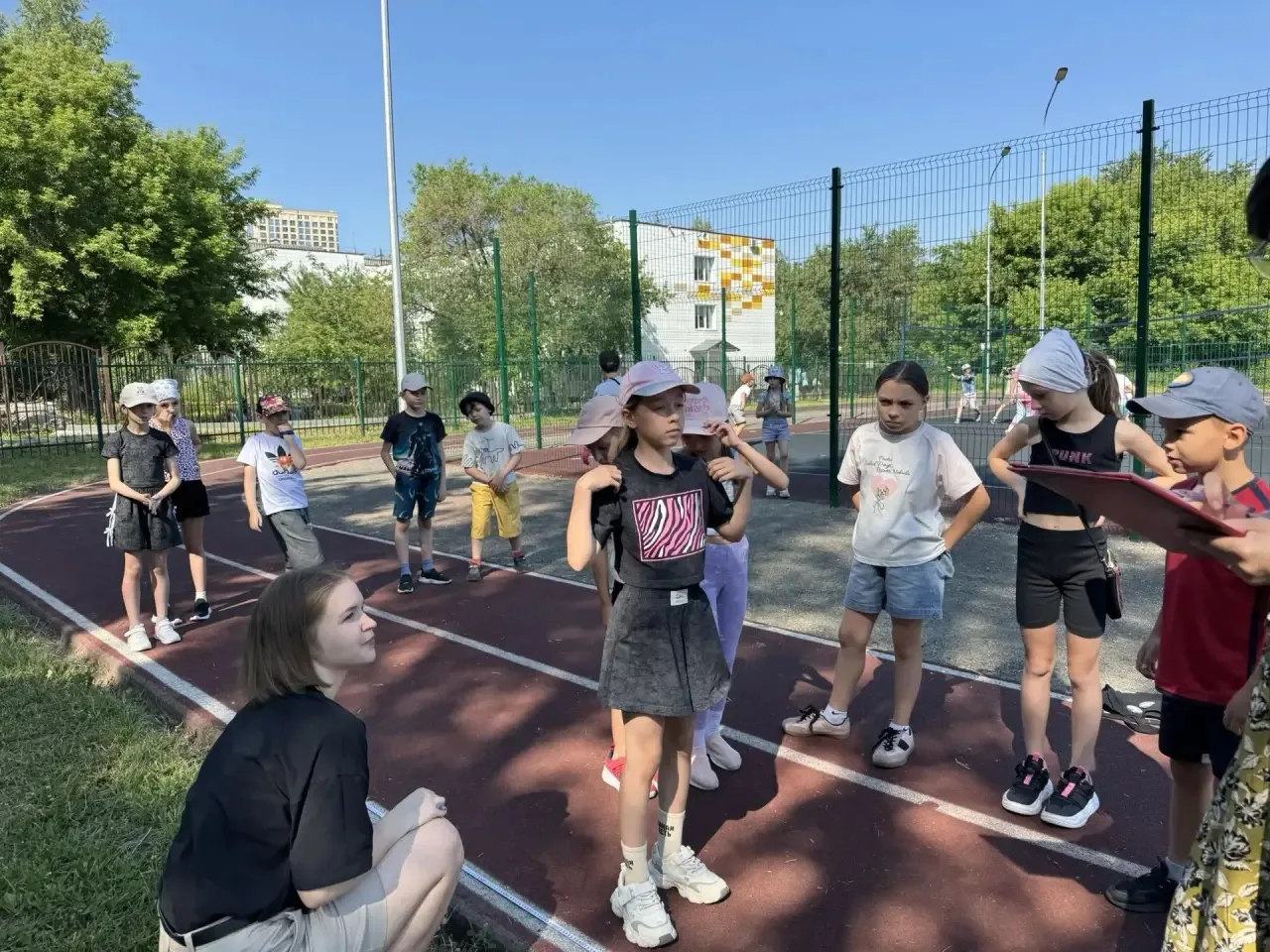 ☀️ДЕНЬ СПОРТА В ЛАГЕРЕ «РОМАШКА»: улыбки, рекорды и командный дух! ☀️

Сегодня в нашем лагере дневно