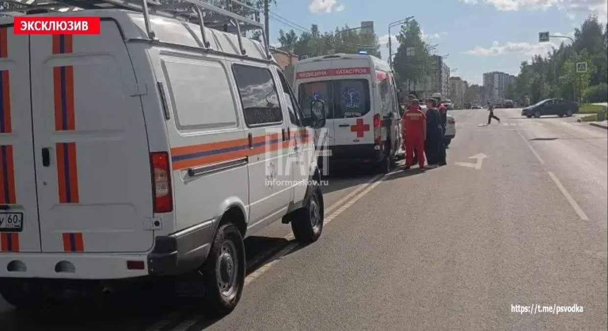 Ребёнок попал под колёса легкового автомобиля на улице Коммунальной в Пскове. ДТП произошло недалеко