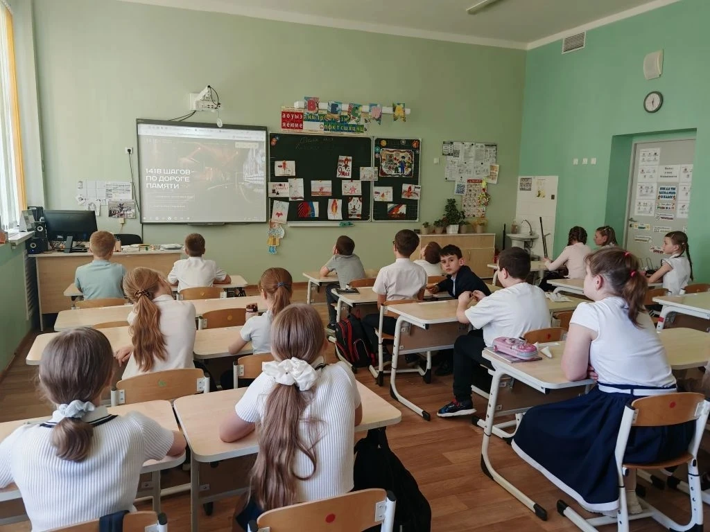 ✨📚 В нашем 3Б классе прошло замечательное мероприятие, посвященное "Дню Победы" ! 🌟  На классном час