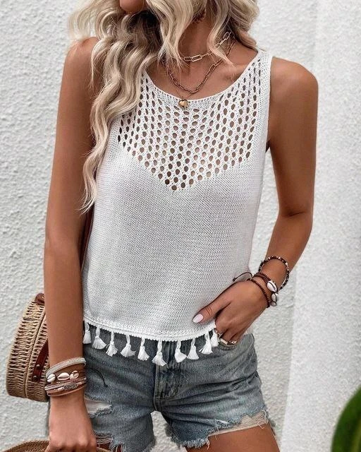 Стильная майка с бахромой и сетчатым узором спицами.