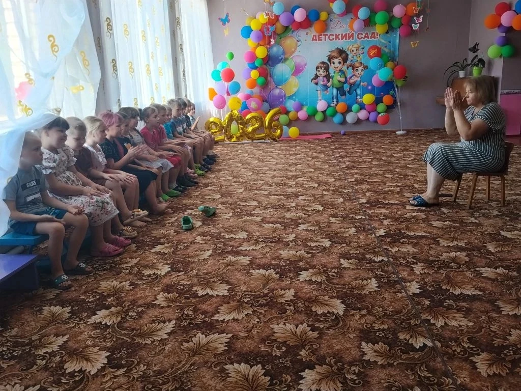 С помощью музыкальных игр в старшей группе развиваем музыкальный слух и учимся синхронн...