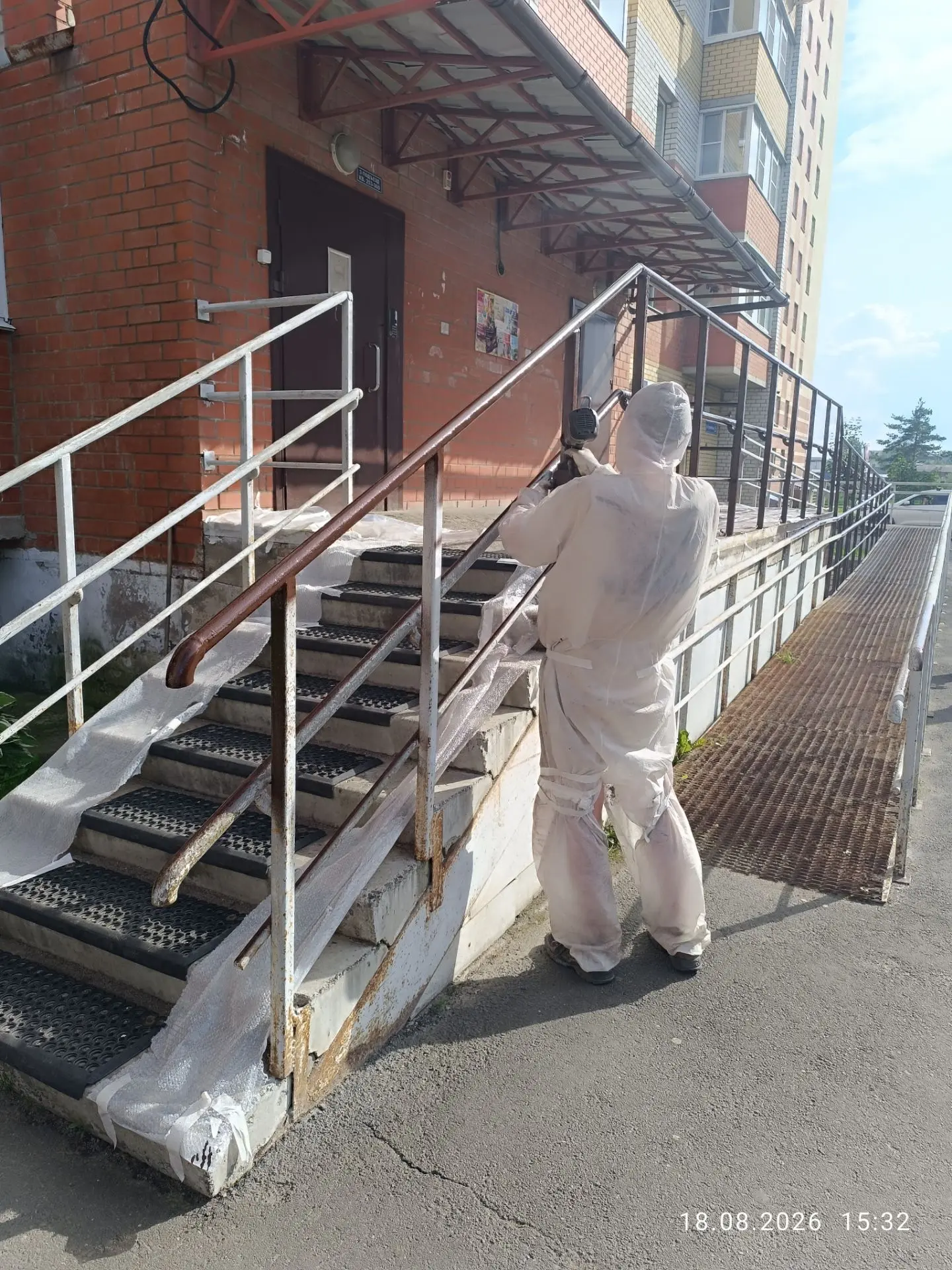 Судоремонтная 2Г. Покраска перил и пандусов.