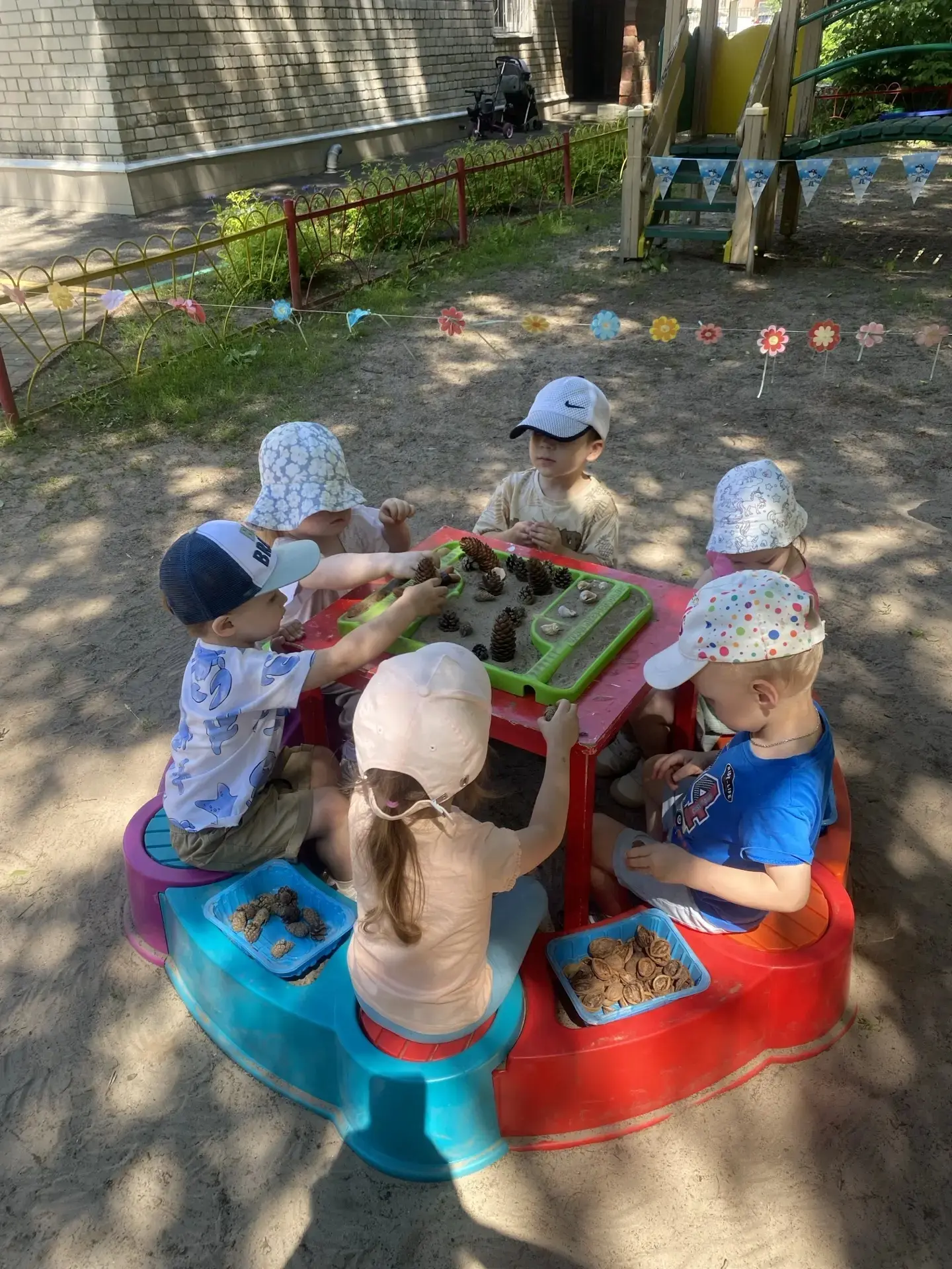 Природный материал - шишки, желуди, каштаны, ракушки - отлично подходят для тренировки щипового захв