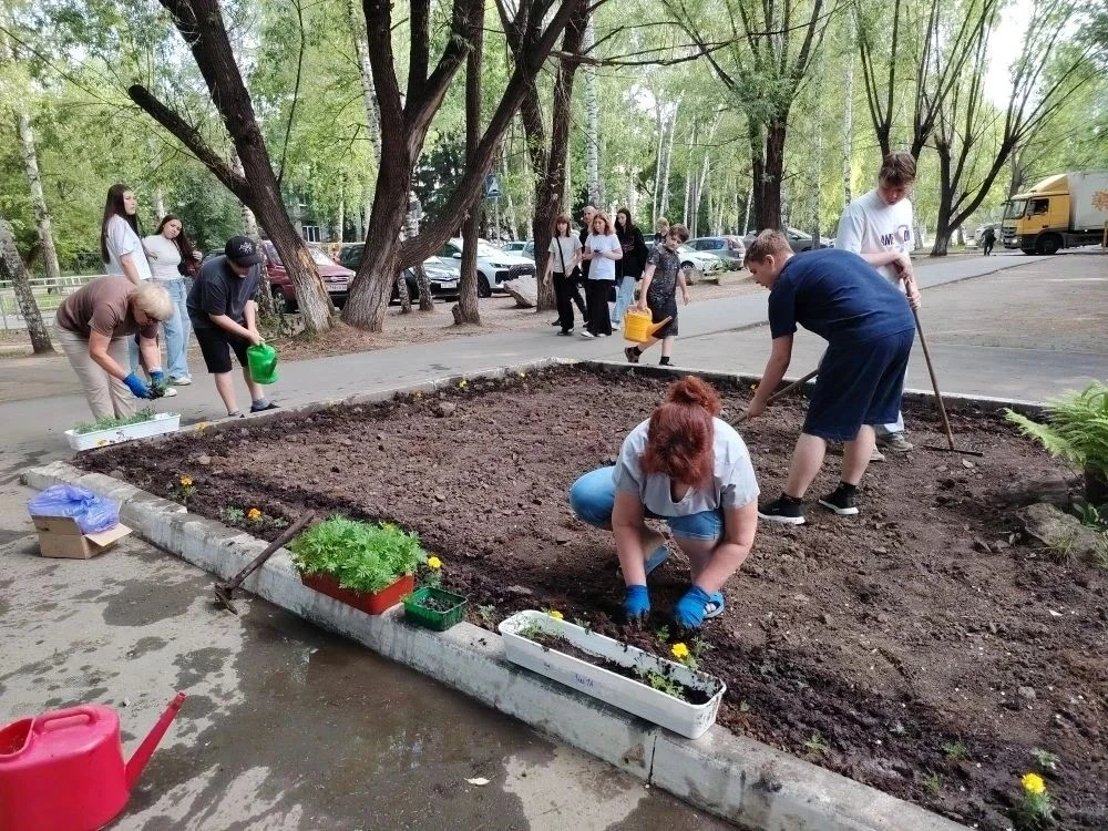 📍Продолжаем оформлять клумбы на территории школы. Ребята и учителя высаживают цветы,  ...