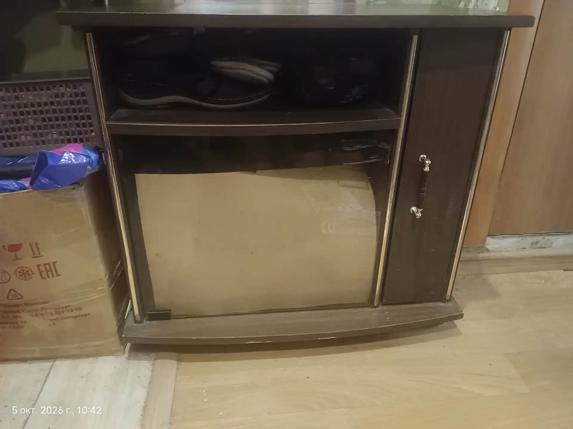 Отдам за вкусняшку для ребенка ,тумбу под телевизор ш.65,г.40,в.60. писать в ЛС . Забир...
