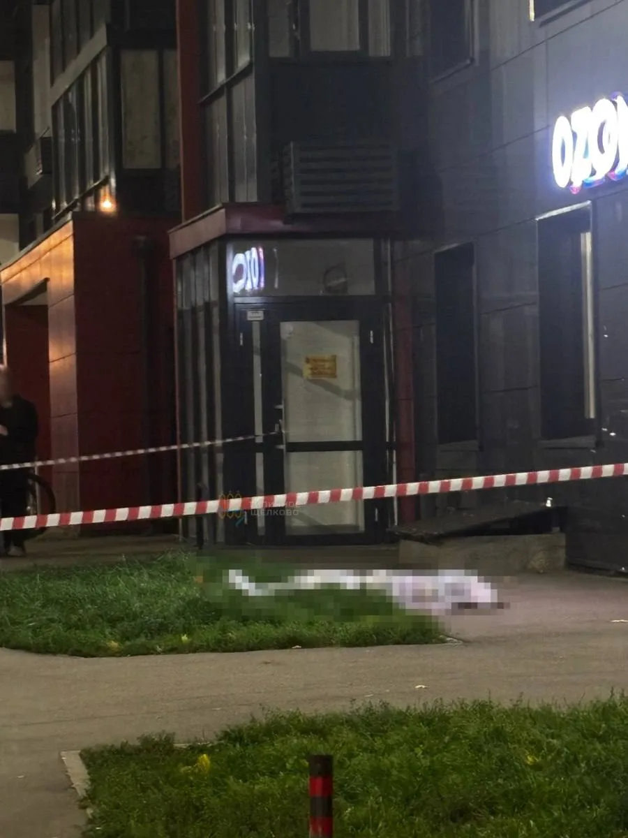 В Подмосковном Щёлково чеченка выпала в окно и разбилась.