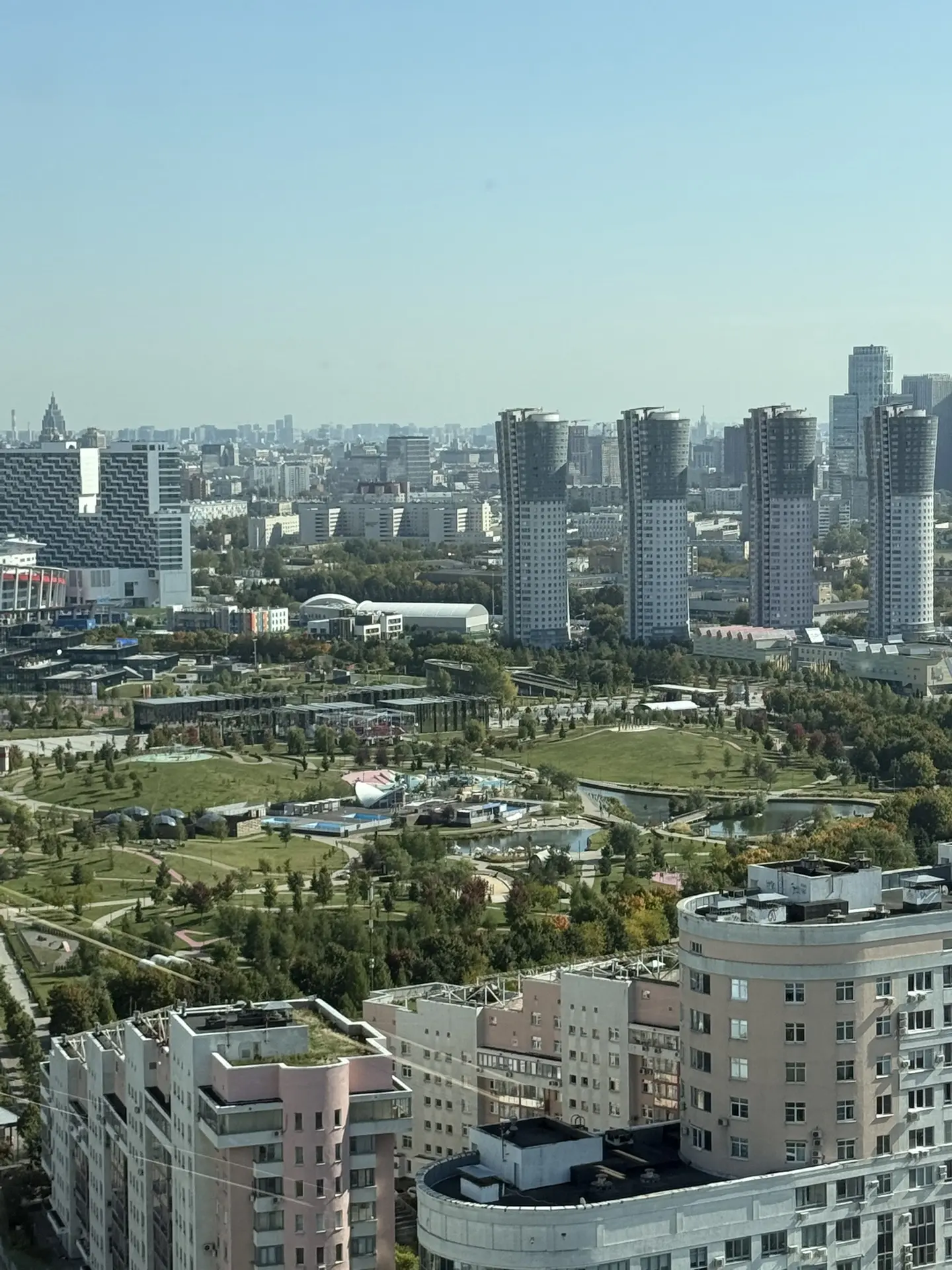 Последний самолёт взлетел отсюда в 2003 году. Но! Вплоть до 2012 году на месте, где сег...