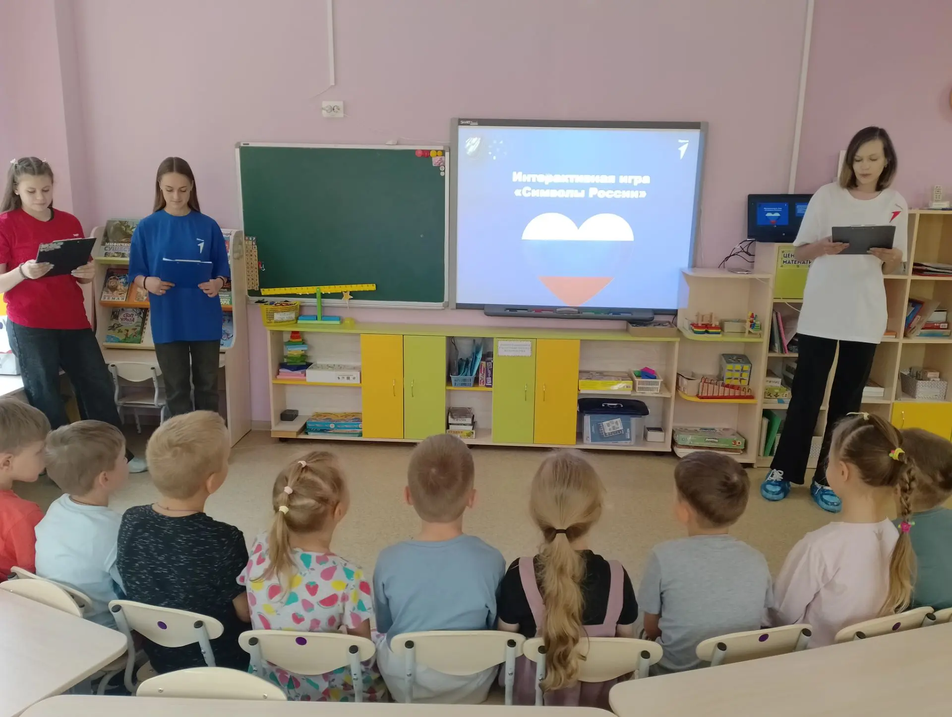 Сегодня в старшей группе №9 прошло мероприятие посвященное Дню государственного флага Р...