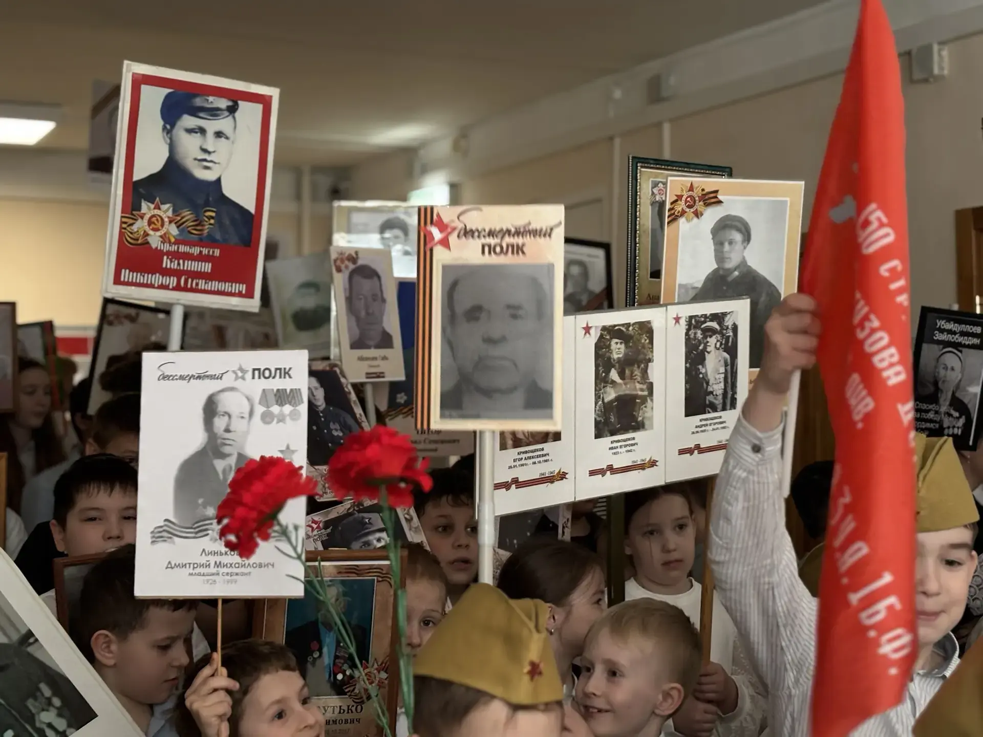#Победа_81  🎖Бессмертный полк единым строем прошел по гимназии!  📍В преддверии Дня Победы ученики и 