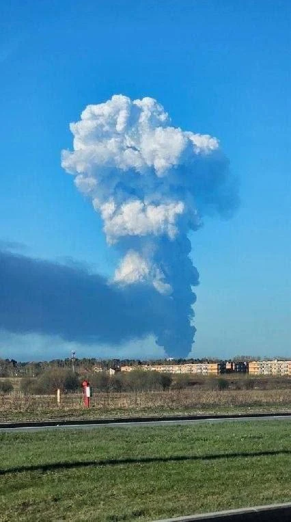 В Перми зафиксированы новые взрывы 🔥  ️Поражен НПЗ "Лукойл-Пермнефтеоргсинтез".