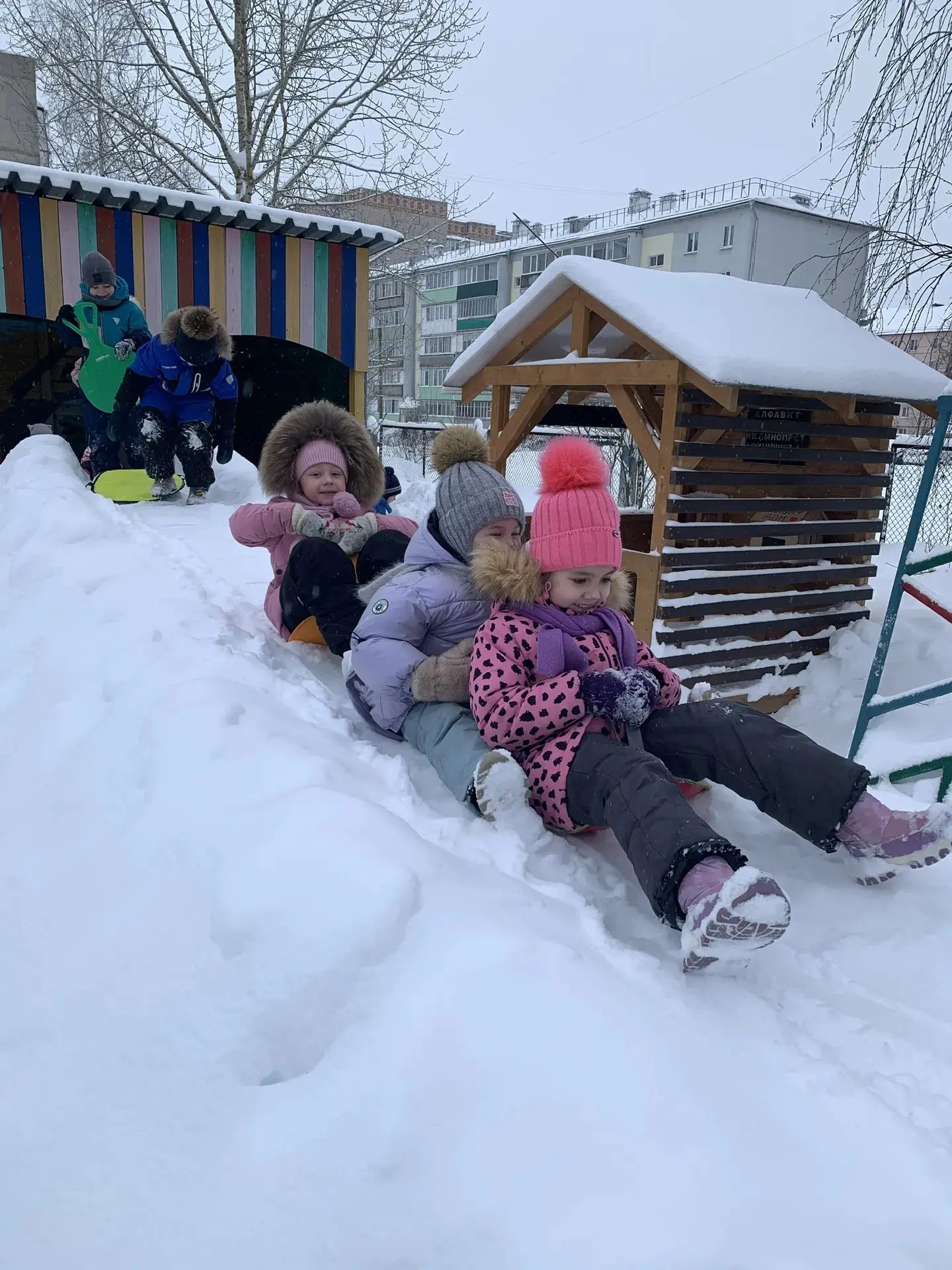 Зимние прогулки в подготовительной группе детского сада — это содержательная деятельнос...